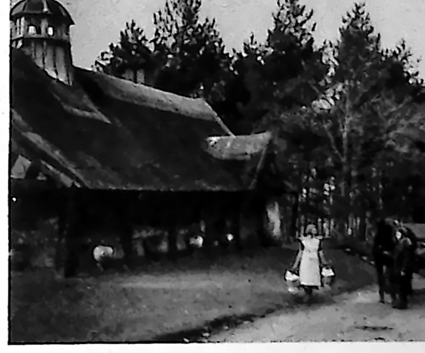 Staroświecki dwór na angielskiej wsi ze spadzistym dachem
