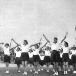 Pokaz gimnastyczny druhen Sokoła na stadionie w Krakowie, 1935