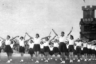 Pokaz gimnastyczny druhen Sokoła na stadionie w Krakowie, 1935