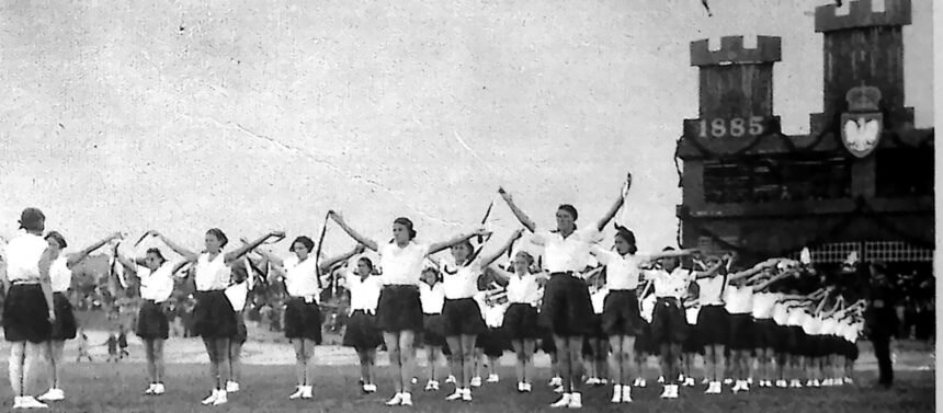 Pokaz gimnastyczny druhen Sokoła na stadionie w Krakowie, 1935