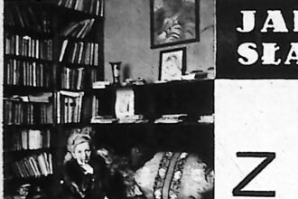Kobieta siedzi w bibliotece pełnej książek, wnętrze z dywanami i tkaninami.