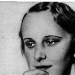 Kobieta trzymająca przy ustach ołówek z gumką na końcu, zdjęcie reklamowe z 1935 roku.
