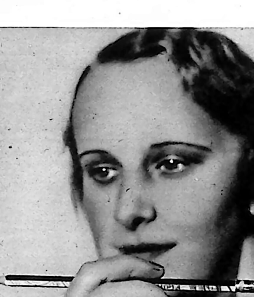 Kobieta trzymająca przy ustach ołówek z gumką na końcu, zdjęcie reklamowe z 1935 roku.