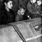 Dzieci pochylone nad srebrną trumną Marszałka Piłsudskiego w krypcie wawelskiej, maj 1935