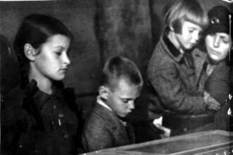 Dzieci pochylone nad srebrną trumną Marszałka Piłsudskiego w krypcie wawelskiej, maj 1935