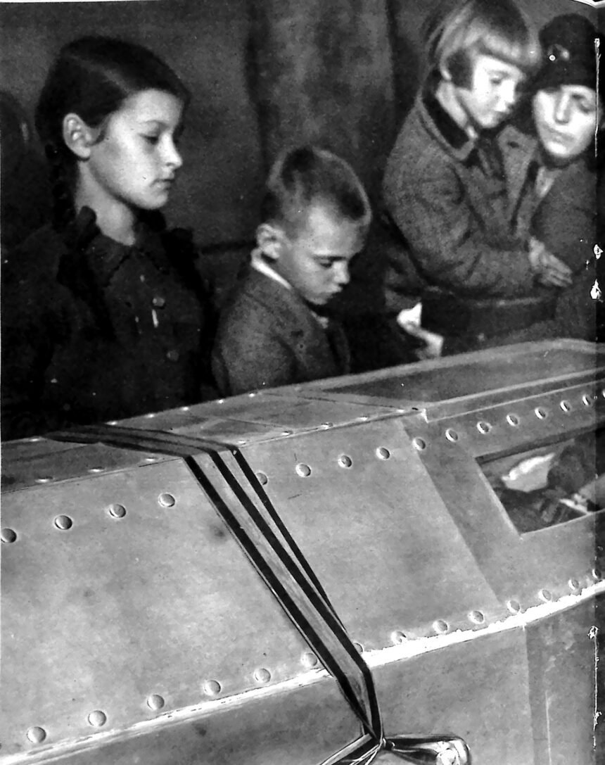 Dzieci pochylone nad srebrną trumną Marszałka Piłsudskiego w krypcie wawelskiej, maj 1935