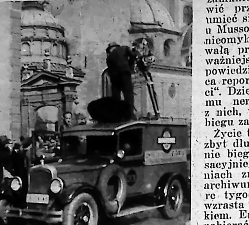 Samochód wytwórni Fox z aparaturą dźwiękową podczas zdjęć na Wawelu w maju 1935