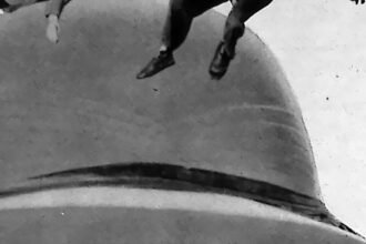 Harold Lloyd w słomkowym kapeluszu i rogowych okularach