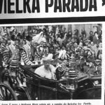 Otwarty powóz z parą królewską jadący ulicą wśród tłumu.