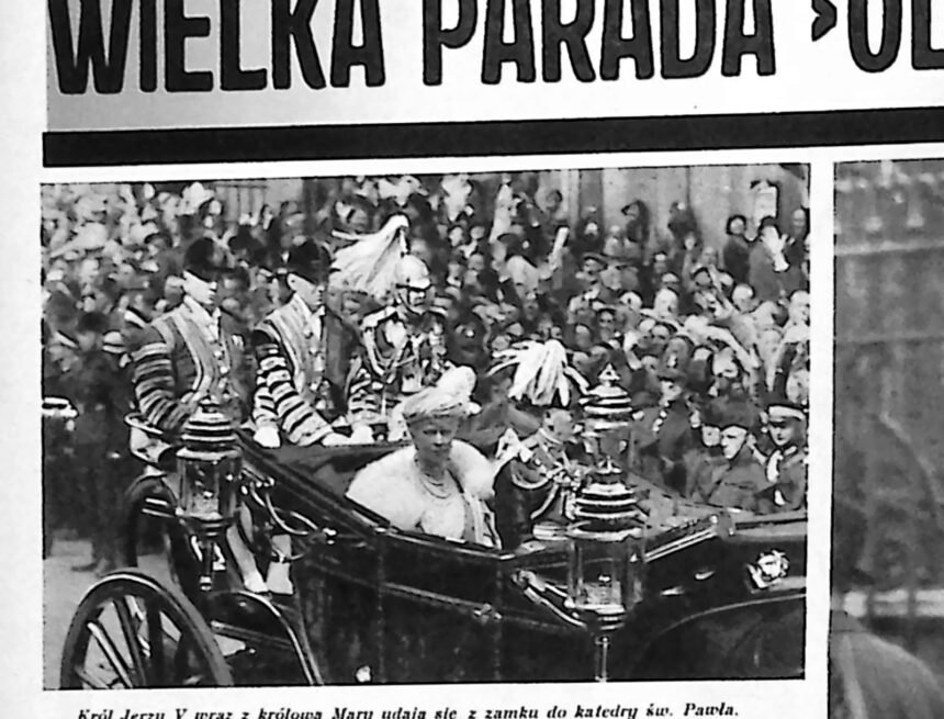 Otwarty powóz z parą królewską jadący ulicą wśród tłumu.