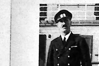 Kapitan marynarki handlowej w mundurze, portret z 1935 roku.
