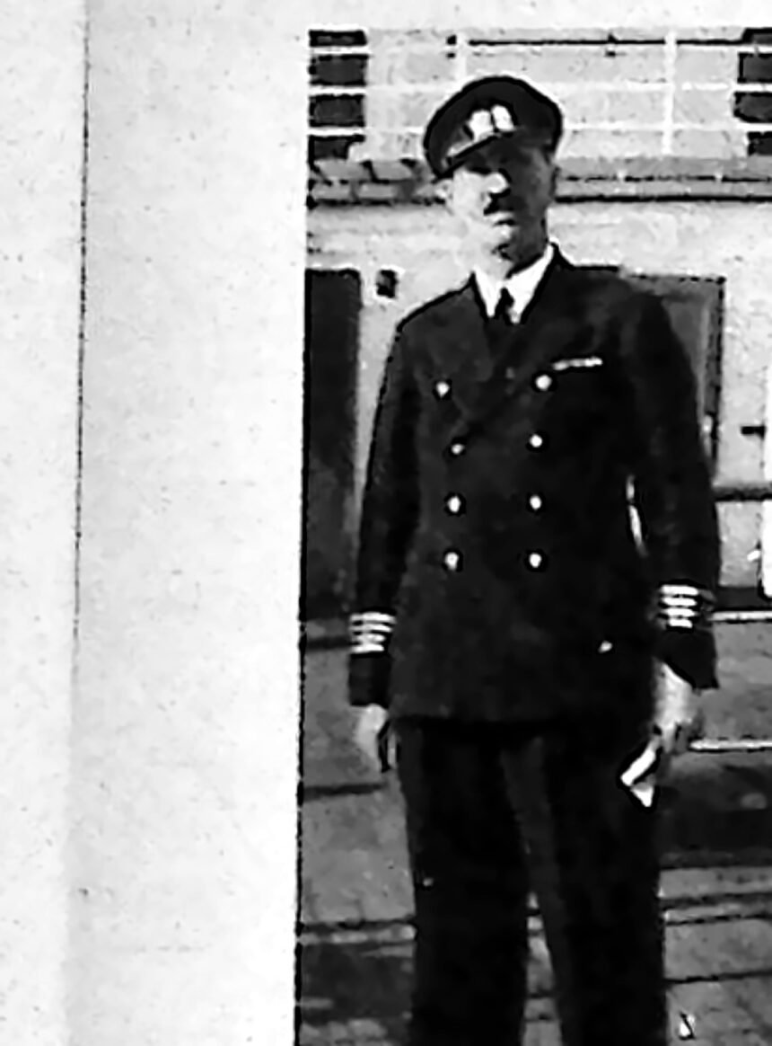 Kapitan marynarki handlowej w mundurze, portret z 1935 roku.