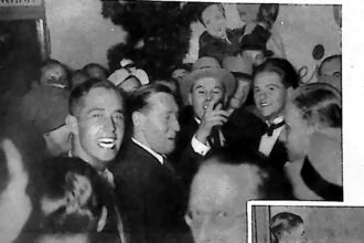 Jan Kiepura w tłumie widzów na premierze filmu w Berlinie, 1935
