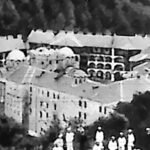 Klasztor Rilski w górach Riła w Bułgarii, widok ogólny na tle zalesionych stoków