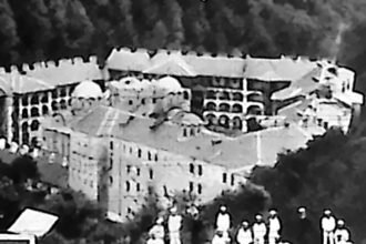 Klasztor Rilski w górach Riła w Bułgarii, widok ogólny na tle zalesionych stoków