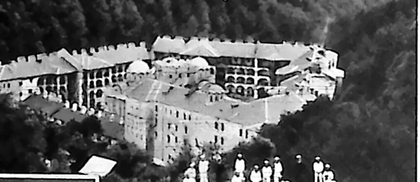 Klasztor Rilski w górach Riła w Bułgarii, widok ogólny na tle zalesionych stoków