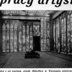 Sala jubileuszowej wystawy Józefa Mehoffera w warszawskiej Zachęcie z witrażami