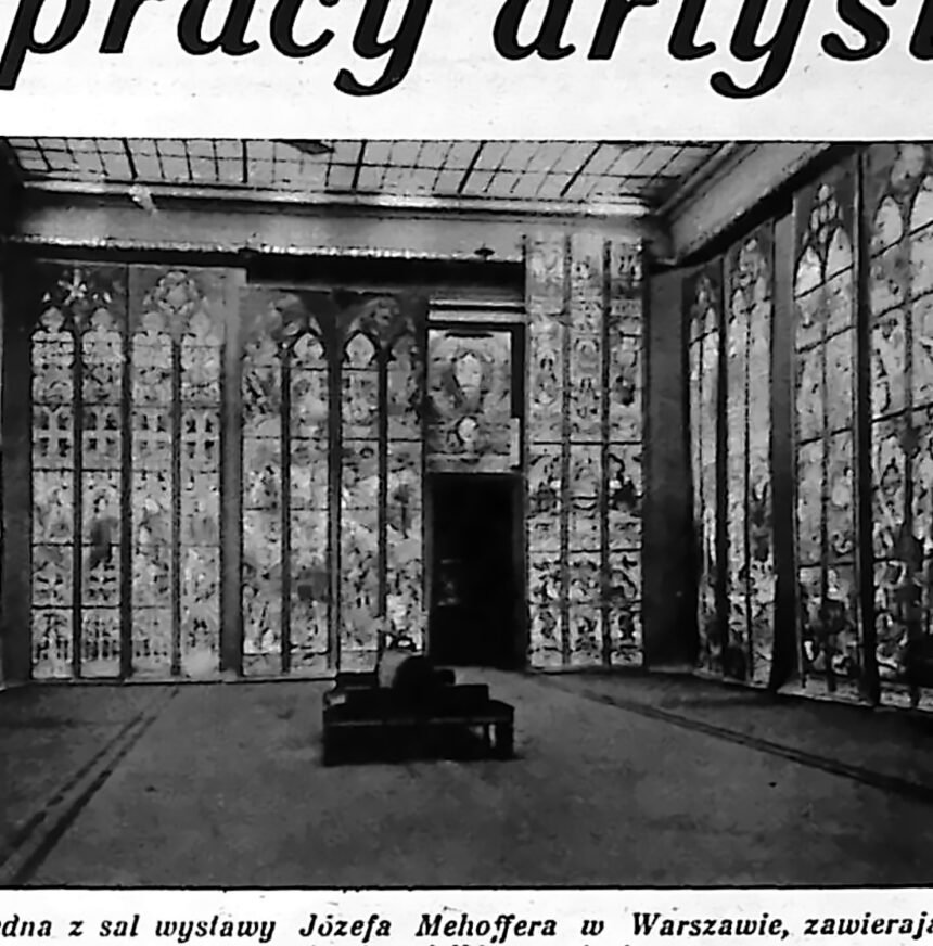 Sala jubileuszowej wystawy Józefa Mehoffera w warszawskiej Zachęcie z witrażami