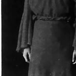 Modelka w sukni wizytowej podczas pokazu mody w Moskwie w 1935 r.
