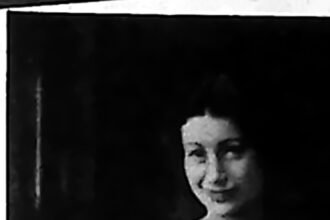 Modelka w sukni wizytowej podczas pokazu mody w Moskwie w 1935 r.