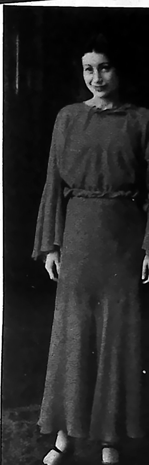 Modelka w sukni wizytowej podczas pokazu mody w Moskwie w 1935 r.