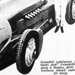 Opływowy samochód wyścigowy z odsłoniętymi kołami, zdjęcie z plaży w Daytona z 1935 roku.