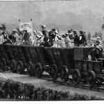 Archiwalne zdjęcie pierwszego pociągu Stephensona z 1822 roku, złożonego z otwartych wagoników.