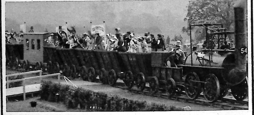 Archiwalne zdjęcie pierwszego pociągu Stephensona z 1822 roku, złożonego z otwartych wagoników.