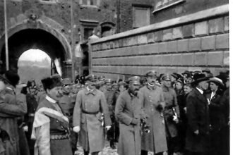 Brygadier Józef Piłsudski z pułkownikami Sosnkowskim i Roją w pochodzie na Wawel, 8 listopada 1916