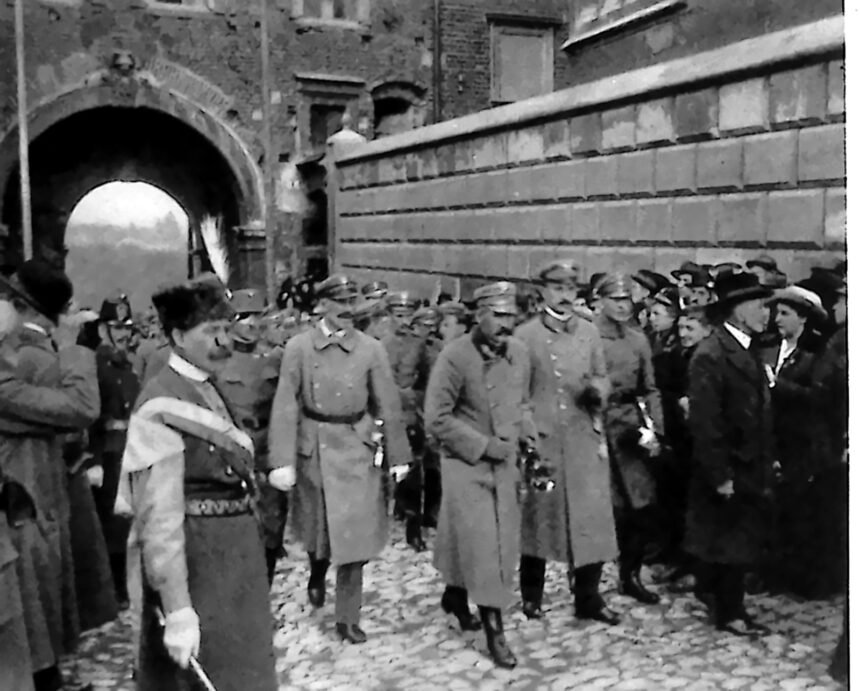 Brygadier Józef Piłsudski z pułkownikami Sosnkowskim i Roją w pochodzie na Wawel, 8 listopada 1916