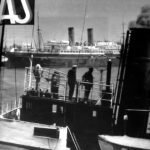 Statek pod polską banderą przy nadbrzeżu w Gdyni, okładka „ASa” z 1935 r.