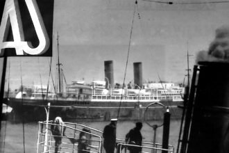 Statek pod polską banderą przy nadbrzeżu w Gdyni, okładka „ASa” z 1935 r.