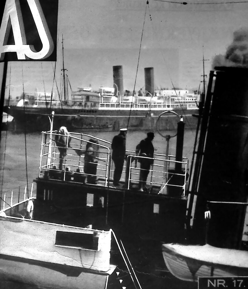Statek pod polską banderą przy nadbrzeżu w Gdyni, okładka „ASa” z 1935 r.