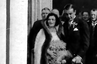 Pola Negri i Sergiusz Mdivani w dniu ślubu przed zamkiem w Rueil