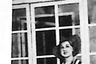 Aktorka w kostiumie operetkowym na scenie, zdjÄcie teatralne z 1935 roku.