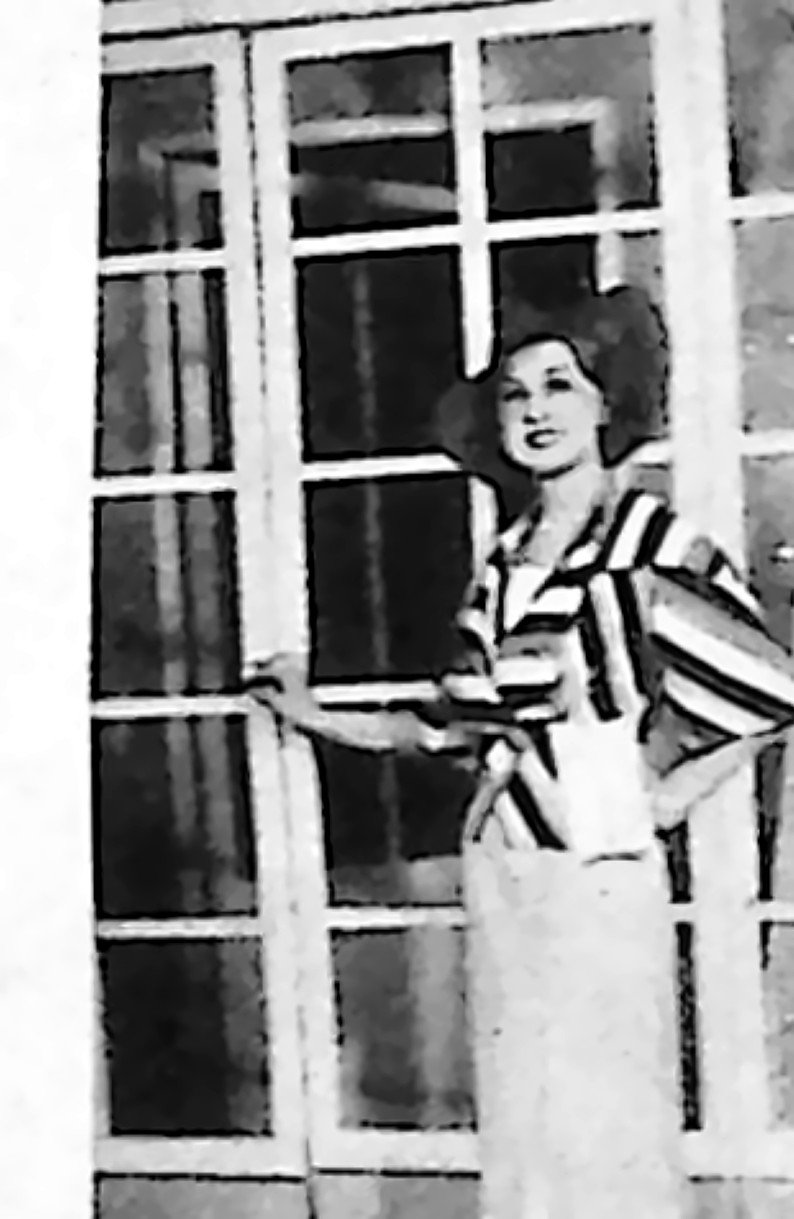 Aktorka w kostiumie operetkowym na scenie, zdjÄcie teatralne z 1935 roku.