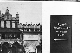 Widok Rynku Głównego w Krakowie z bryłą Sukiennic i wieżą kościoła Mariackiego.