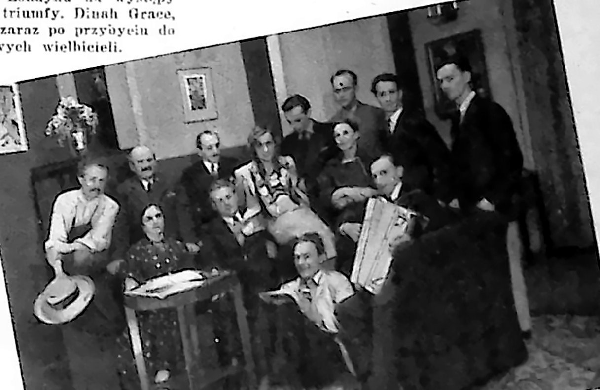 Autor sztuki wśród zespołu aktorskiego Teatru im. Słowackiego w Krakowie