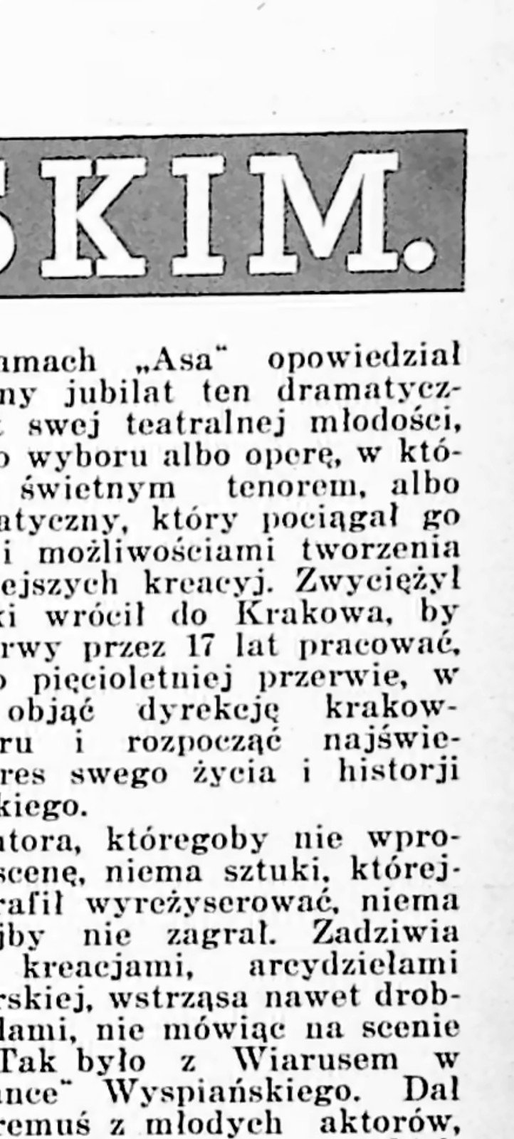 Scena teatralna: dwoje aktorów w kostiumach z końca XIX wieku we wnętrzu dworskim.