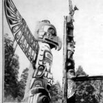 Wysoki rzeźbiony totem w ogrodzie gmachu rządowego w Victorii