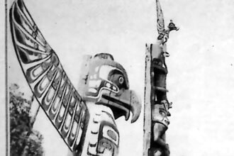 Wysoki rzeźbiony totem w ogrodzie gmachu rządowego w Victorii