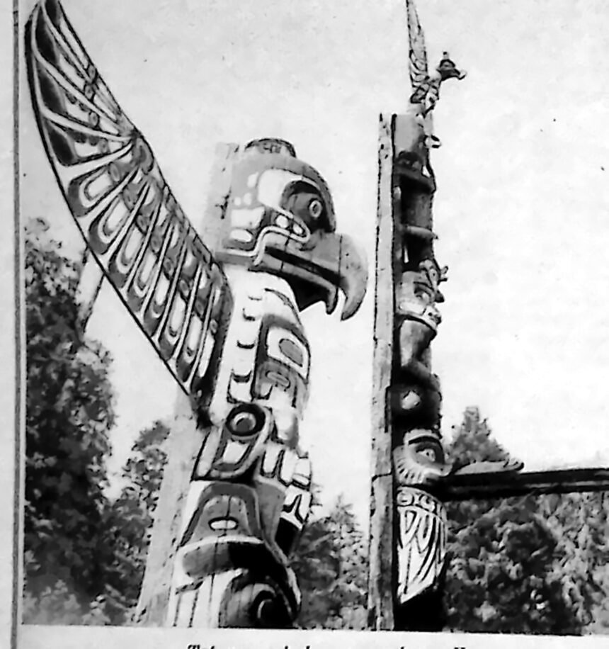 Wysoki rzeźbiony totem w ogrodzie gmachu rządowego w Victorii