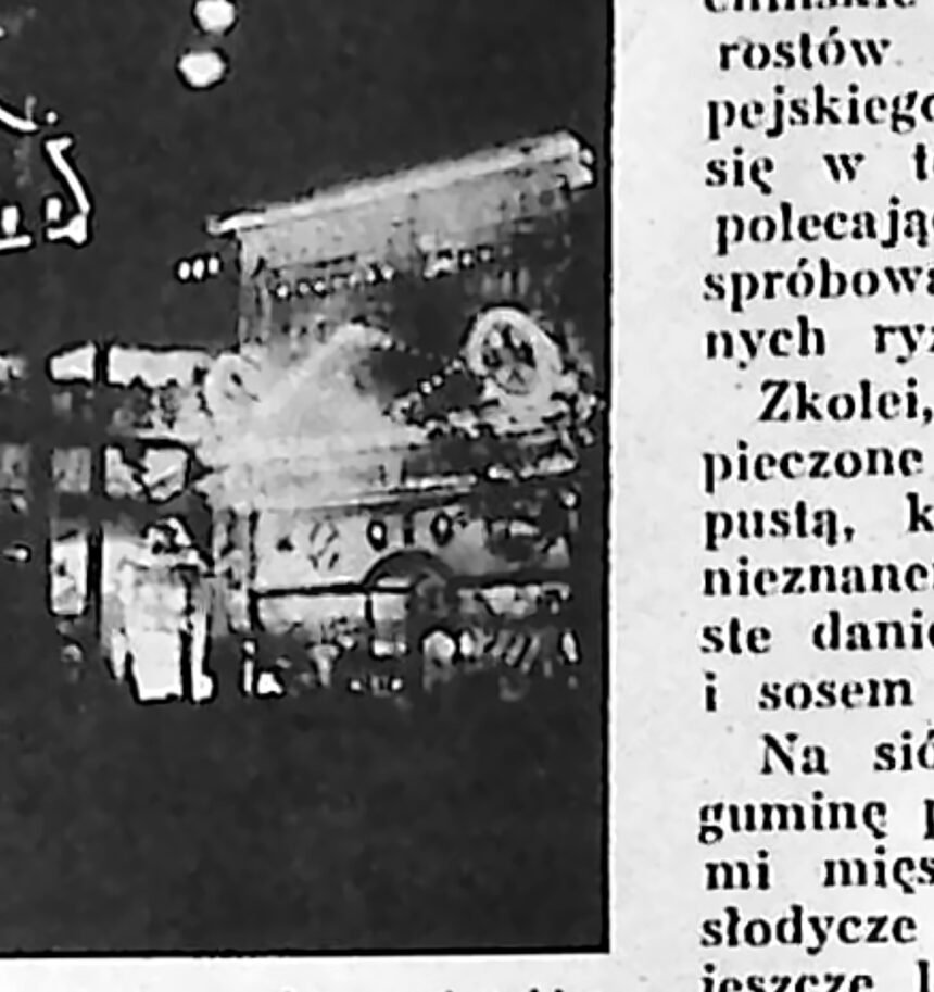 Nocna ulica chińskiego miasta z pionowymi szyldami i reklamami świetlnymi.