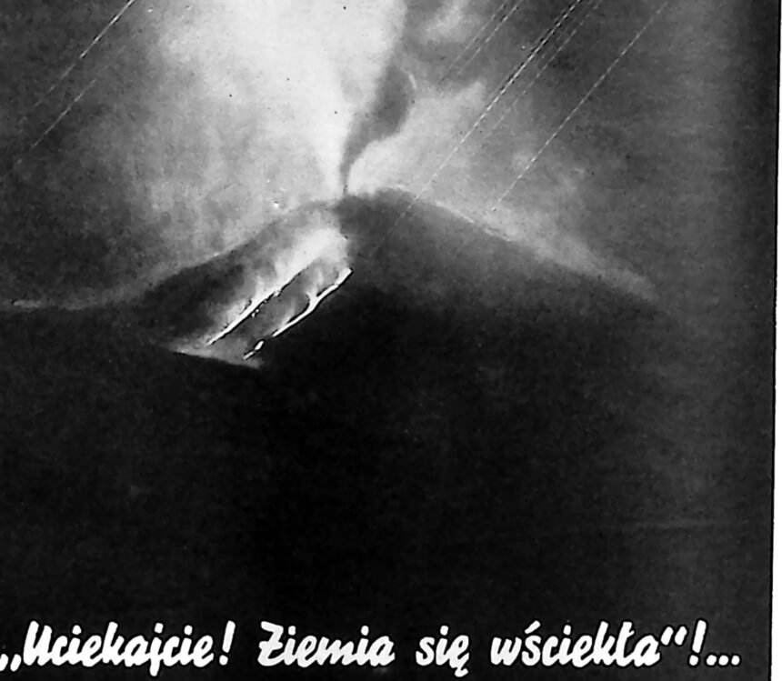 Nocne zdjęcie wybuchającego wulkanu ze słupem dymu i ognia.