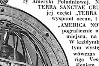 Kulisty globus z mosiądzu ujęty w system pierścieni, ustawiony na ozdobnej podstawie.