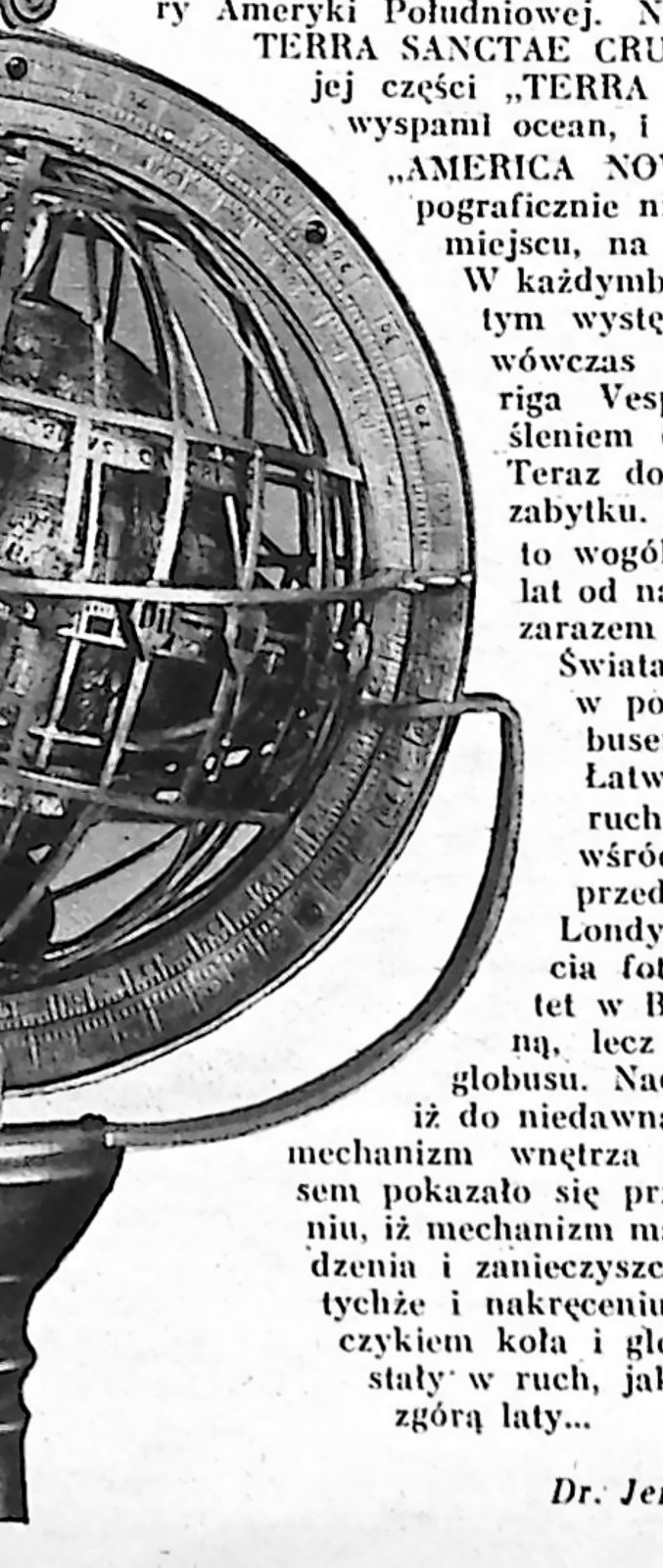 Kulisty globus z mosiądzu ujęty w system pierścieni, ustawiony na ozdobnej podstawie.