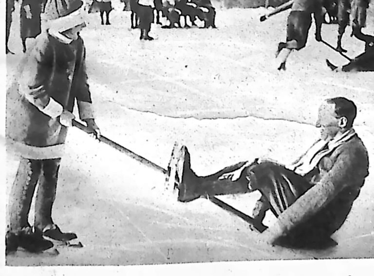 Mężczyzna zjeżdżający po śniegu na łopacie, ciągnięty przez drugiego narciarza — nowa moda sportowa w Szwajcarii. Fotografia z 1926 r.