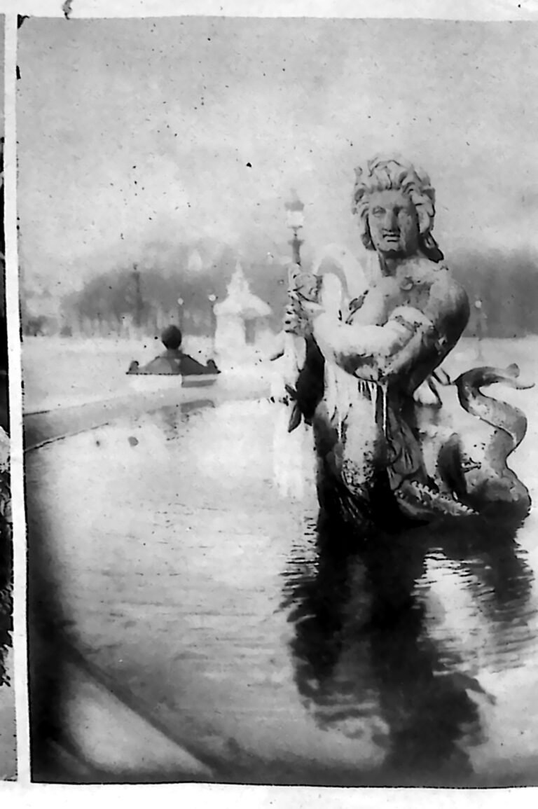Kamienna rzeźba syreny na fontannie przy Place de la Concorde w Paryżu, oszroniona i otoczona zamarzającą wodą. Fotografia z 1926 r.