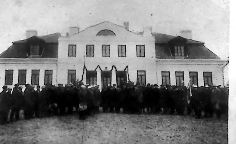 Tłum przed nowo wybudowanym budynkiem czteroklasowej szkoły powszechnej w Dobrzyniewie Dużym w dniu poświęcenia. Fotografia z 1926 r.