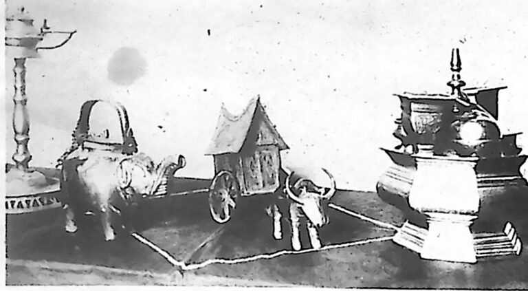 Grupa brązowych figur i naczyń z wyspy Jawy, pokazanych na wystawie sztuki egzotycznej w Berlinie. Fotografia z 1926 r.